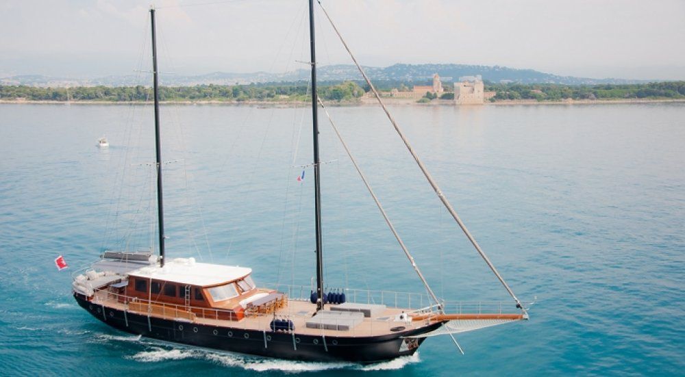 Vita dolce luxury motor sailor 5 double cabins french riviera