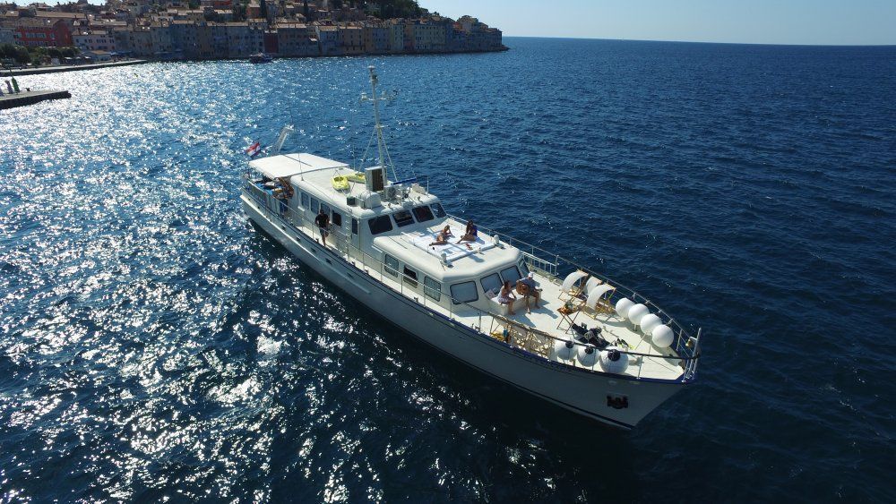 Play fellow motor yacht in croatia