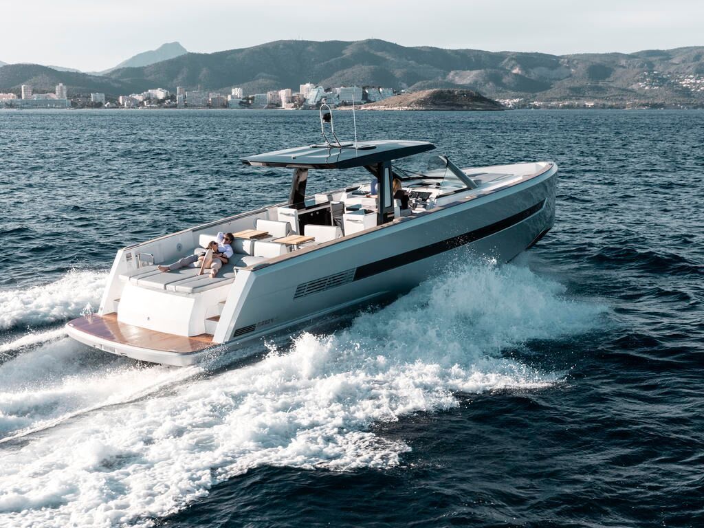 52 open charter yacht ibiza alquiler yate 1
